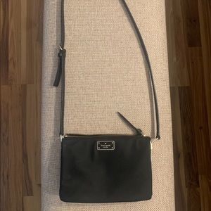 Kate Spade crossbody bag with adjustable strap, three pockets and zipper.